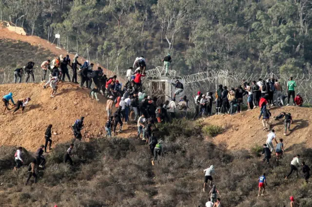 Coïncidant avec les opérations de retour, exode inversé de migrants de Ceuta occupée vers Fnideq