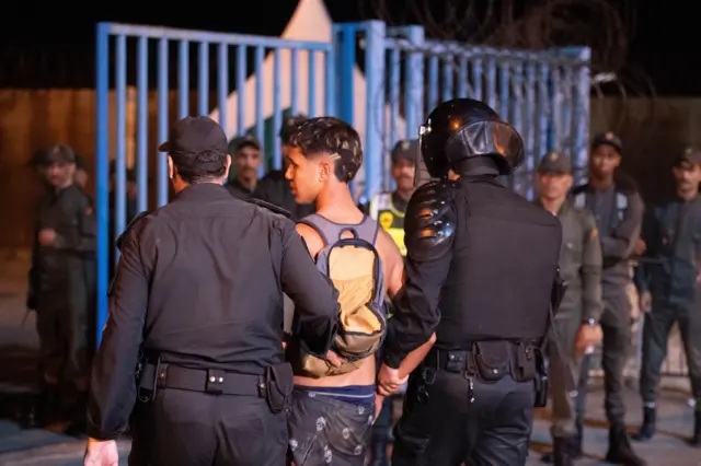 Une publication espagnole : Ceuta vit une catastrophe humanitaire et sans les efforts sécuritaires marocains, des milliers auraient envahi la ville