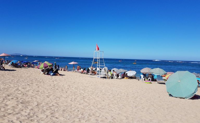 Le Détroit.. Mécontentement général sur la plage de Capella après l'imposition de 20 dirhams pour le stationnement