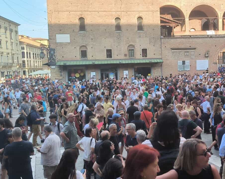 Manifestation massive à Bologne pour réclamer la vérité sur la mort d'un immigrant marocain aux mains de la police