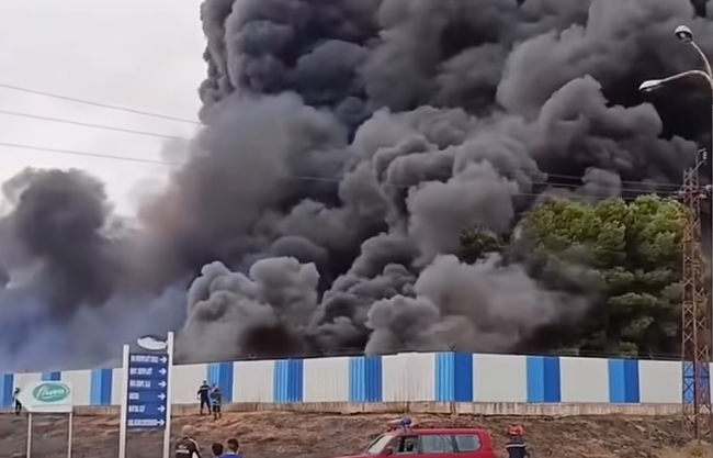 Algérie.. Un immense incendie dans une usine de plastique recouvre des parties de Sétif de fumée