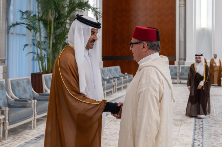 Sur instructions royales.. Aziz Akhannouch présente les condoléances du Roi Mohammed VI à l'Émir du Qatar
