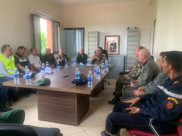 Le directeur d'Azilal souligne la nécessité de maintenir la mobilisation jusqu'à l'extinction complète de l'incendie de forêt d'Anfak