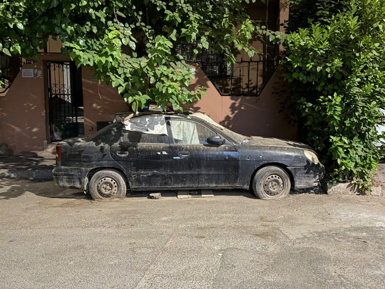 Marrakech.. Une voiture abandonnée dans la rue devient un refuge pour les criminels dans le quartier d'Issil (Photos)