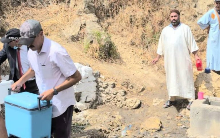 Une commission mixte soumet le source "El Mekbartha" dans le village d'Oulad Teima à des analyses de laboratoire
