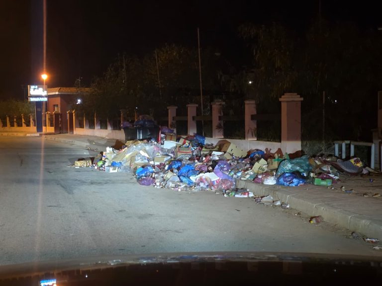 Les ordures bloquent les routes à Marina Saïdia... et la communauté vit au rythme des odeurs nauséabondes