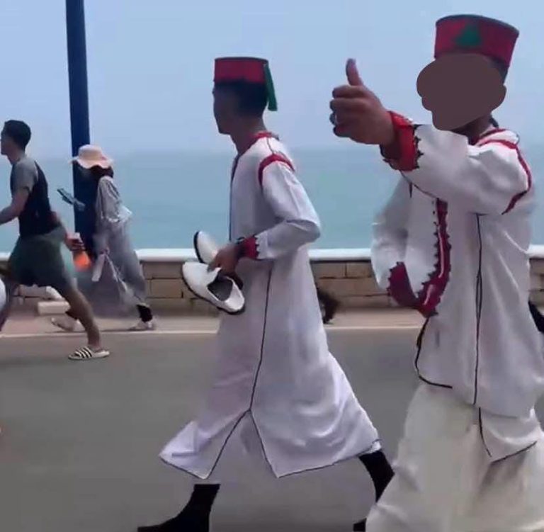 Des mariages à Ceuta occupée... Deux jeunes tentent une migration irrégulière en tenue traditionnelle