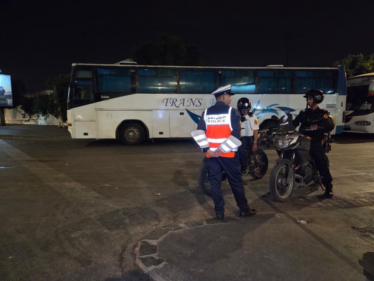 Un convoi de bus de Casablanca en direction des villes du nord pour le retour des personnes revenues de Sebta occupée