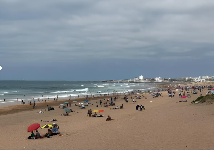 La métropole... des estivants se plaignent du manque de parasols sur la plage d'Aïn Diab