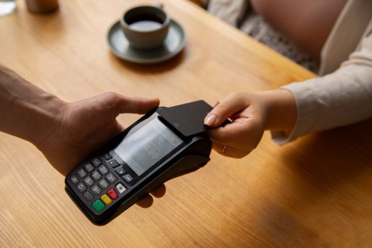 La Banque du Maroc réduit les frais de paiement électronique et interdit leur facturation au client