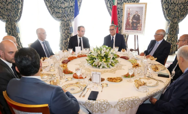 Le Roi offre un déjeuner en l'honneur du Premier ministre français et de sa délégation