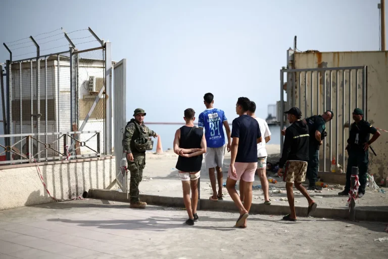 Transfert de détenus de Ceuta occupée vers l'Espagne pour soulager la pression après la vague de passages