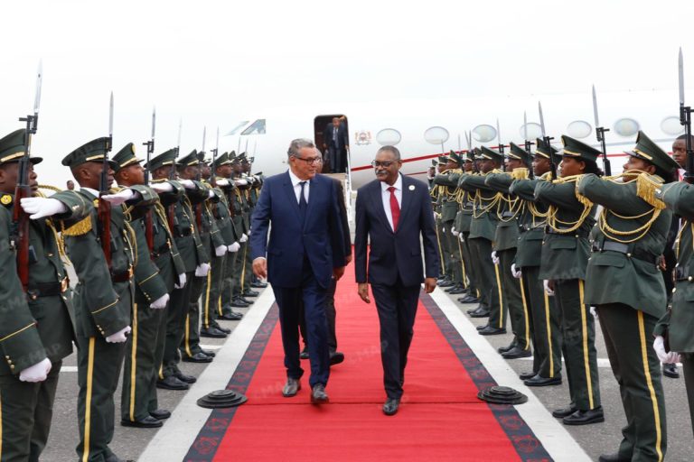 Aziz Akhannouch arrive à Luanda pour représenter le Roi au sommet extraordinaire des chefs d'État de l'Union Africaine