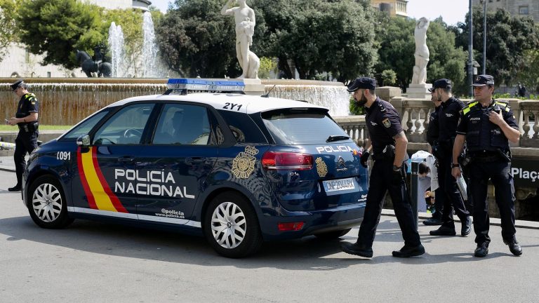 La police espagnole démantèle un réseau de trafic de migrants de Ceuta occupée vers le sud de l'Espagne