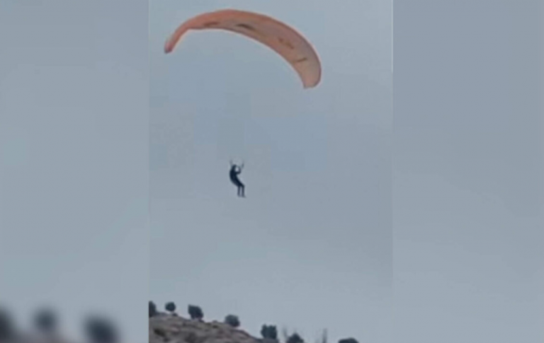 Ceuta occupée: un migrant traverse la frontière par les airs avec un parapente, les autorités le recherchent