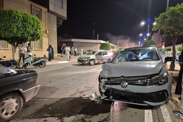 Oujda.. Un accident entre deux voitures entrave la circulation et cause des pertes matérielles et des blessures légères