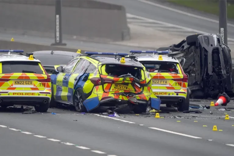 7 morts, dont deux policiers, dans une terrible collision en Grande-Bretagne