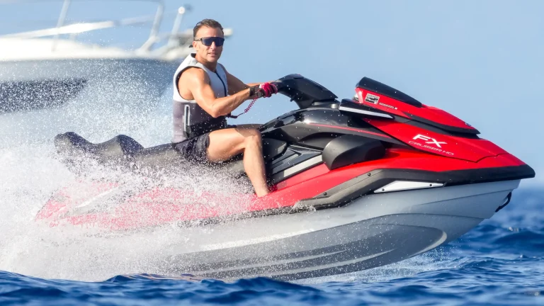 Photos de Macron à la mer déclenchent des critiques en France au milieu de la crise des incendies
