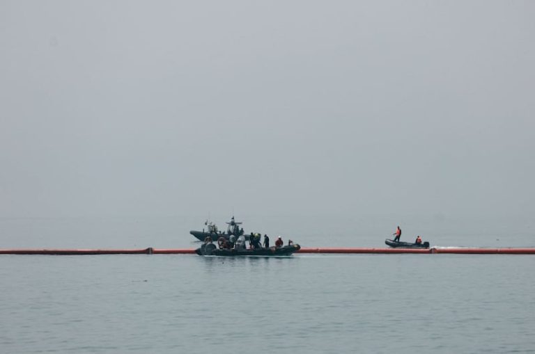 L'Espagne érige une barrière flottante à Ceuta occupée