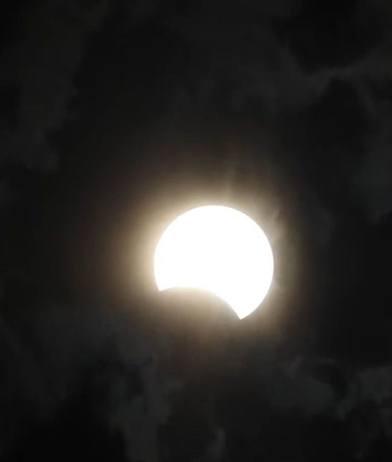 L'éclipse enveloppe le ciel de plusieurs régions du Maroc dans un large intérêt