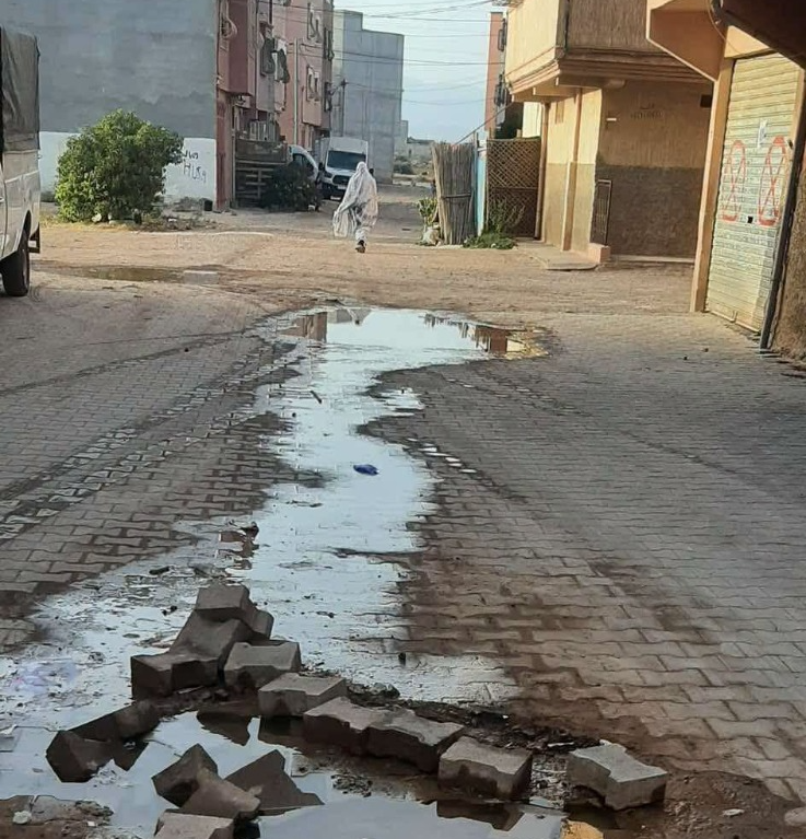 Aït Melloul.. Une fuite d'eau continue depuis un mois suscite l'indignation des habitants de Sidi Mimoun