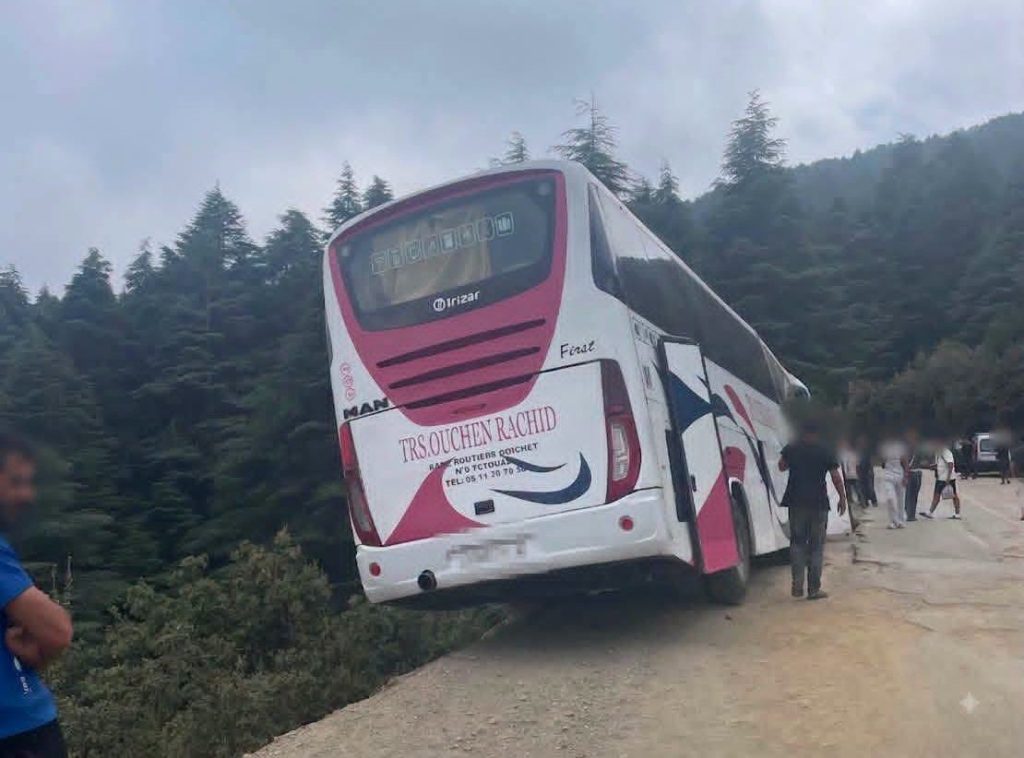 Al Hoceïma.. La grâce divine empêche le renversement d'un bus de passagers près d'Issaguen