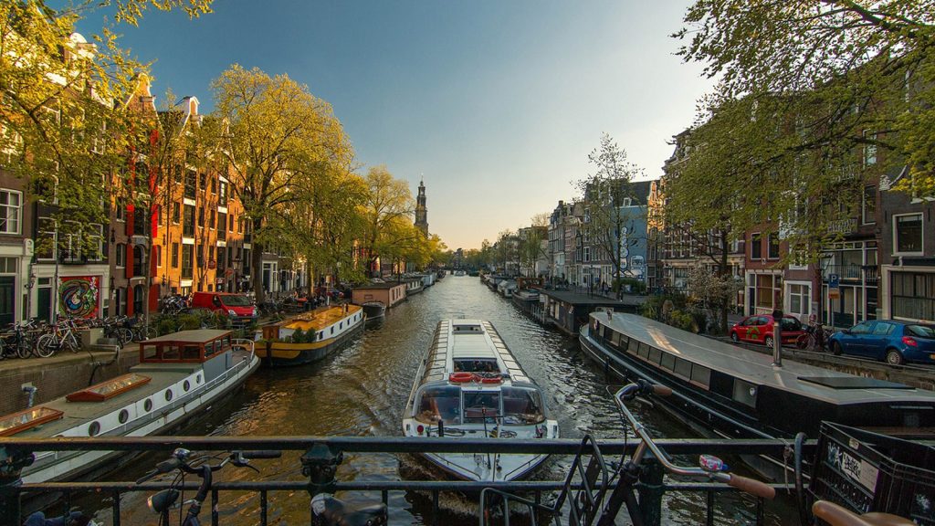 Amsterdam envisage de nouvelles taxes pour les touristes en raison de la surpopulation