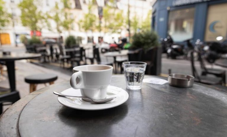 Obliger le client à acheter une bouteille d'eau avec le café : quand cela devient-il une infraction commerciale ?