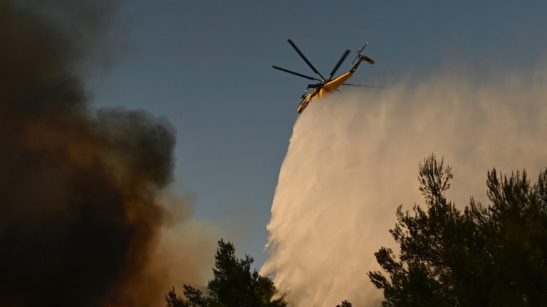 Incident aérien au milieu des flammes.. Collision de deux hélicoptères lors de la lutte contre les incendies en Grèce (Vidéo)
