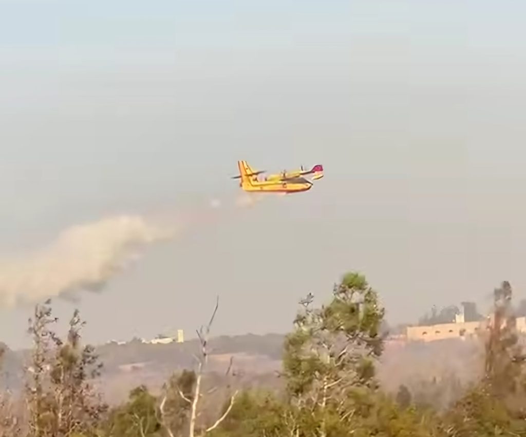 Mobilisation terrestre et aérienne pour éteindre l'incendie du douar El Kouach dans la province d'Essaouira