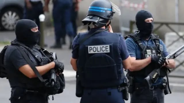 Trébuchement administratif en France : la justice donne raison à un jeune homme rejeté de la police en raison d'une trace de prière