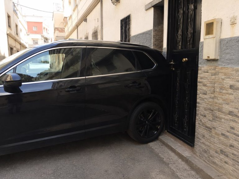 Tanger.. Une voiture garée devant une maison empêche son propriétaire d'entrer et de sortir