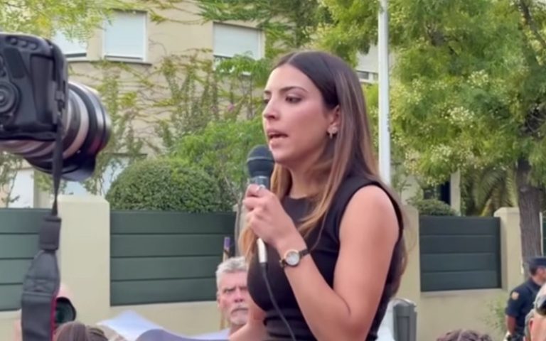 Polémique à Madrid : une militante d'extrême droite fait le salut nazi devant l'ambassade du Maroc