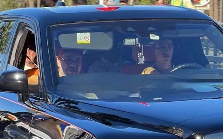 Apparition d'un badge (péage) sur la voiture du Prince Héritier suscite l'interaction des Marocains