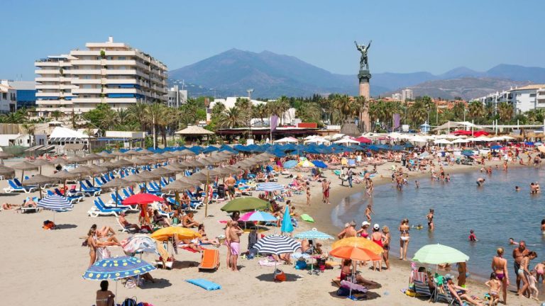 Les plages espagnoles de Marbella attirent des milliers de touristes marocains pendant l'été