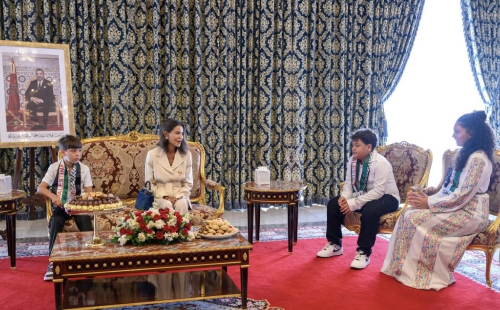 Sur ordre du Roi, la Princesse Lalla Meryem reçoit des enfants de Jérusalem participant au camp d'été du Maroc