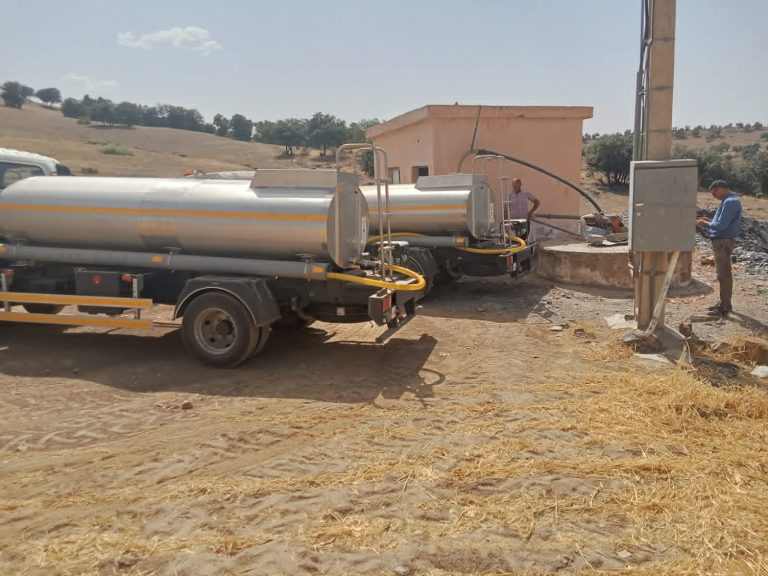 Après la défaillance de la société régionale, le gouverneur de Khénifra mobilise cinq camions-citernes pour atténuer la crise de l'eau à Moulay Bouazza