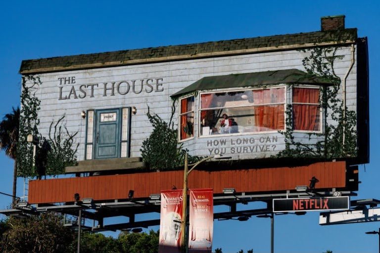 Netflix transforme une affiche publicitaire à Los Angeles en une maison suspendue dans les airs