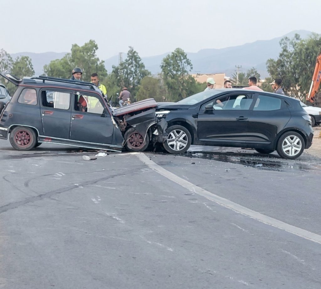 Berkane.. Une collision violente entre deux voitures près du rond-point d'Aklime provoque des dégâts matériels et des blessures légères