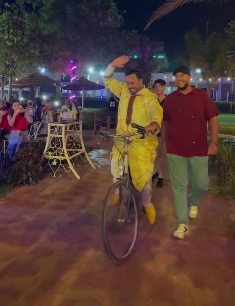 Inzgane.. un chanteur amazigh suscite la controverse en entrant dans un concert à vélo