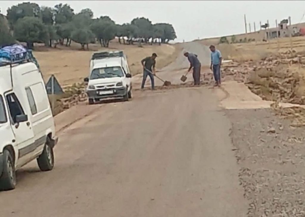 Quand les mécanismes d'équipement font défaut à Boulmane, les fils de la montagne assument leurs responsabilités et ouvrent eux-mêmes la route