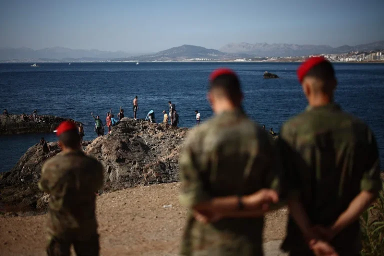 Ceuta occupée : alertes des droits de l'homme après l'apparition de personnes masquées en tenue similaire à l'uniforme militaire
