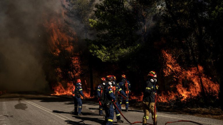 Catastrophe écologique en Grèce.. Les flammes dévorent les forêts et épuisent les pompiers