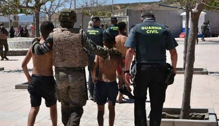 Les mineurs marocains à Ceuta occupée.. Des familles attendent le retour de leurs enfants au milieu des complexités des procédures juridiques