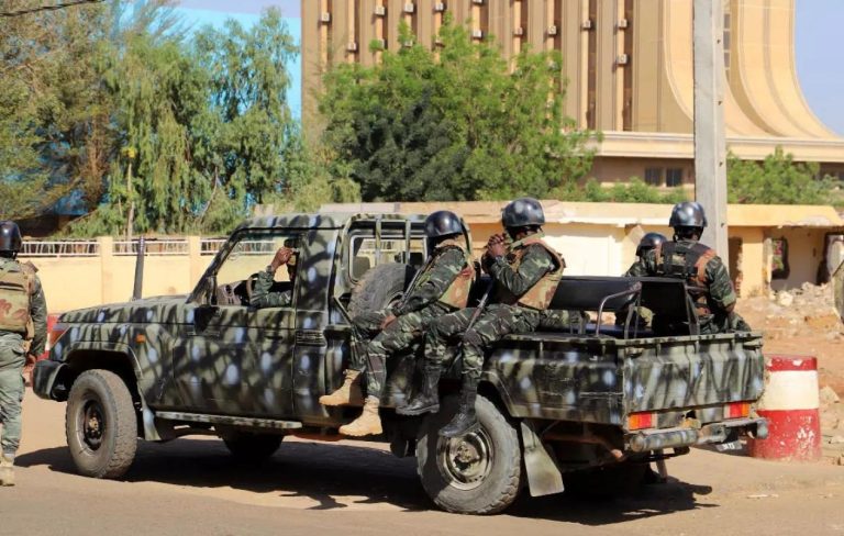 Rébellion militaire secoue le Niger : des soldats attaquent l'aéroport et le palais présidentiel à Niamey