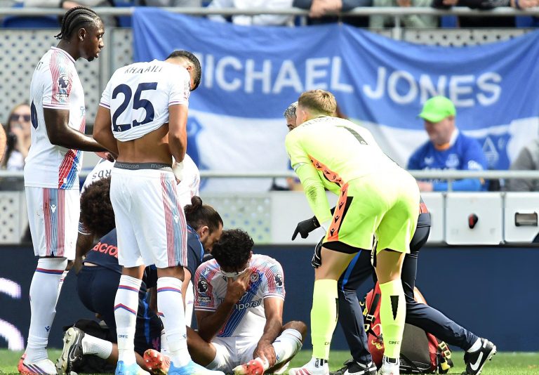 Chadi Riad subit une nouvelle blessure et quitte le terrain en pleurant face à Everton