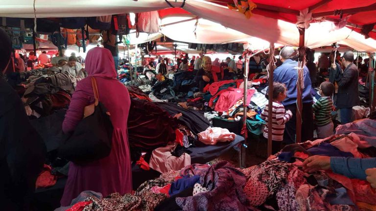 Sla.. des familles se tournent vers les vêtements d'occasion ("bal") pour habiller leurs enfants à l'occasion de la rentrée scolaire