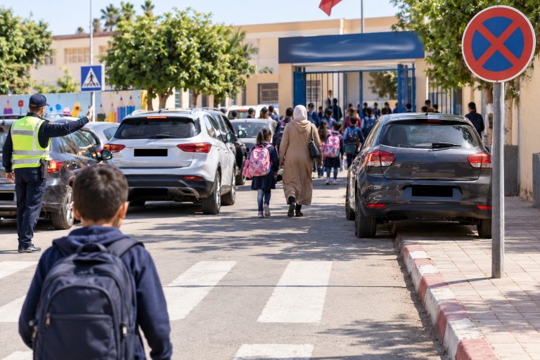 Alerte des droits de l'homme concernant le stationnement sauvage devant les établissements scolaires