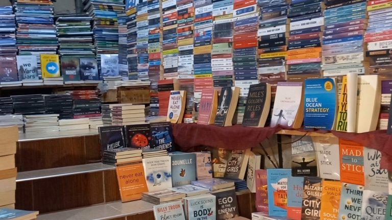 Le marché du livre d'occasion à Oujda : un refuge pour les familles face à la cherté et un pouls pour la culture