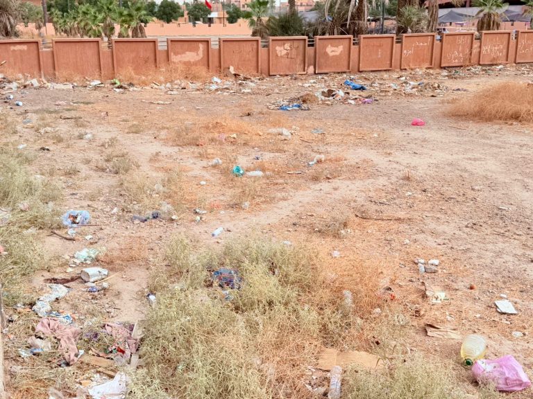 Un complexe sportif se transforme en décharge à Marrakech – Photos